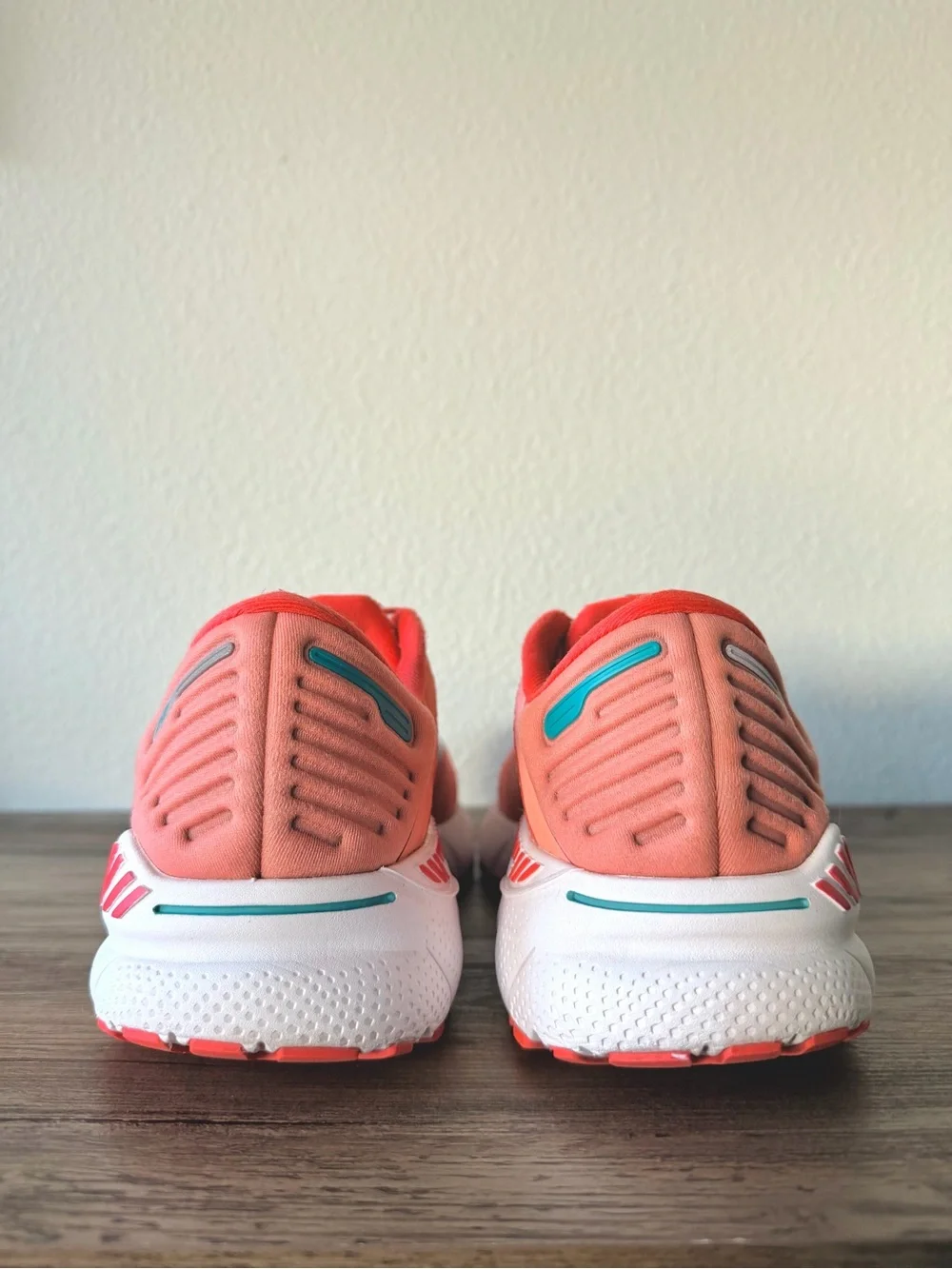 Brooks Womens Adrenaline GTS 22 Coral  LatigoBay Blue / White (Size: 9 Medium-B)